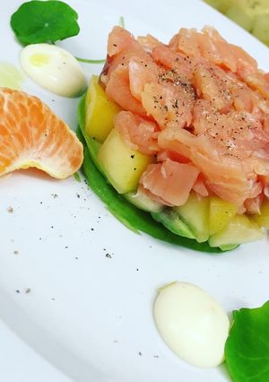 Foto di Tartare di salmone con mango ed avocado, servito con maionese agli agrumi
