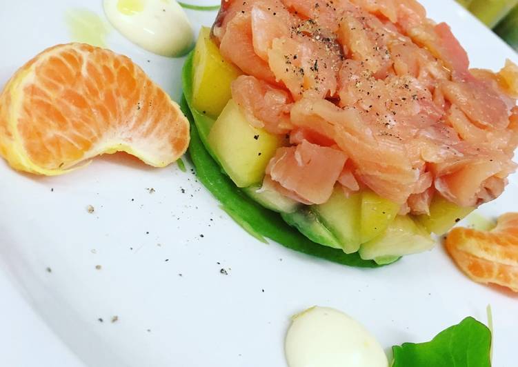 Tartare di salmone con mango ed avocado, servito con maionese agli agrumi