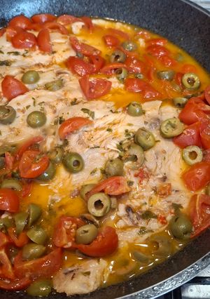 Foto di Pesce persico con pomodorini e olive
