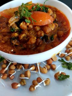 गावठी चण्याचे सांबार (Gavthi chanache sambar recipe in marathi) रेसिपी चे मुख्य फोटो