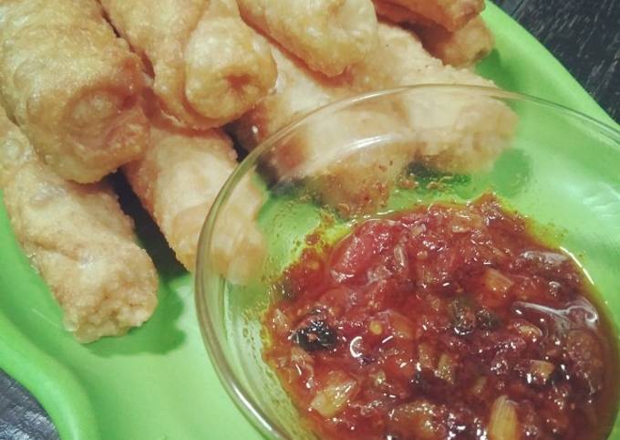 Lumpia goreng sambal bawang