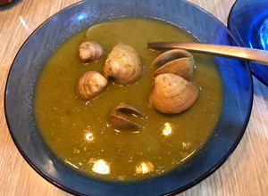Una foto de Sopa de almejas