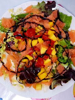 Una foto de Ensalada de salmón 🥗