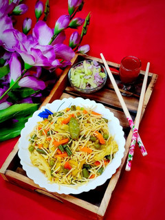 ভেজ চাউমিন (veg chow mein recipe in Bengali) রেসিপির প্রধান ছবি