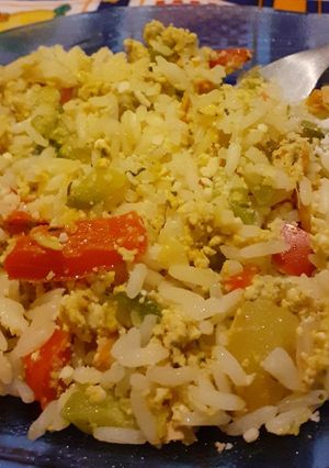 Una foto de Arroz con verduras muy fácil y económico 😋😋