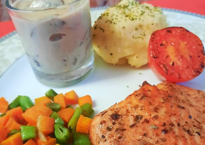 Salmon steak with creamy mushroom sauce