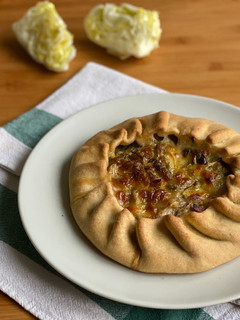 A picture of Quiche svuota frigo con insalata iceberg.