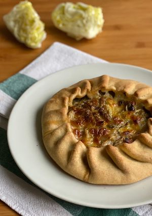 Foto di Quiche svuota frigo con insalata iceberg