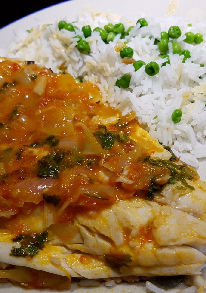 Una foto de Dorada con salsa de tomate y cilantro y arroz basmati