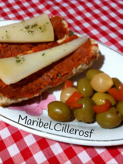 Foto principal de Tostas de chorizo casero para untar, picante y queso de oveja