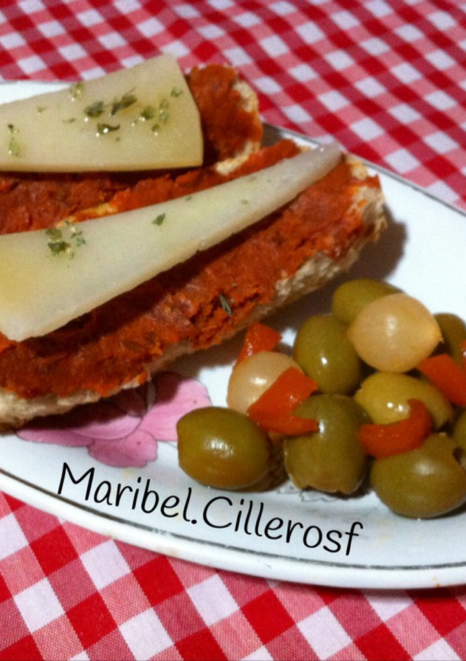 Una foto de Tostas de chorizo casero para untar, picante y queso de oveja