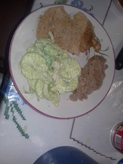 Una foto de Ensalada de pepino y chaya, milanesa de pescado y frijoles cuaresmeños