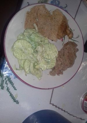 Una foto de Ensalada de pepino y chaya, milanesa de pescado y frijoles cuaresmeños