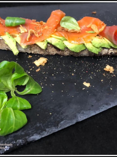 Una foto de Tosta de salmón y aguacate