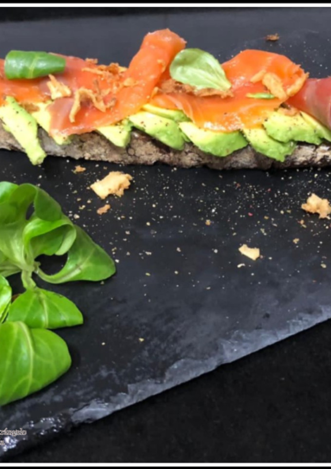 Una foto de Tosta de salmón y aguacate