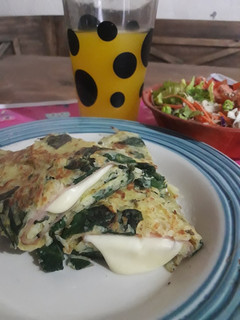 Una foto de Omelette de papa y acelga