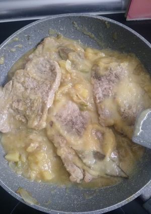 Una foto de Filetes de ternera con salsa de manzana 🍏 😋😋😋