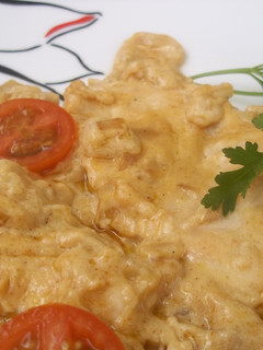 Una foto de Lomos de pechuga de pollo con bechamel y pimentón