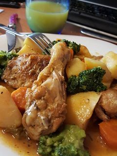Una foto de Estofado de pollo con patatas y verduras