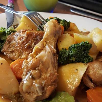 Estofado de pollo con patatas y verduras Receta de Montse Casellas -  Trasteamos en mi Cocina?- Cookpad