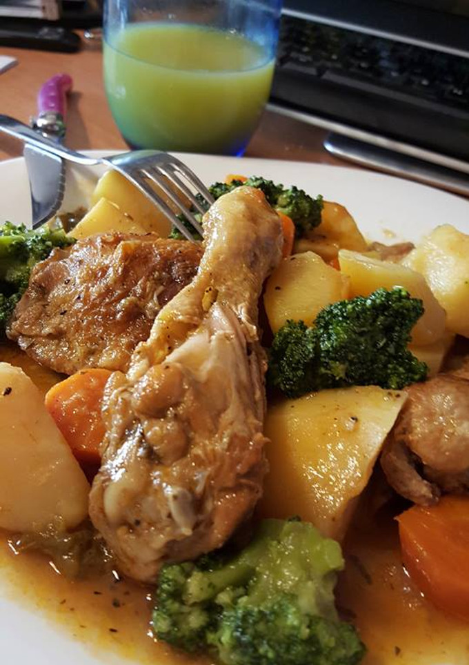 Una foto de Estofado de pollo con patatas y verduras