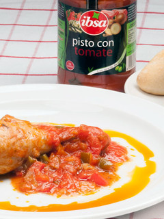 Una foto de Pollo al chilindrón con pisto IBSA