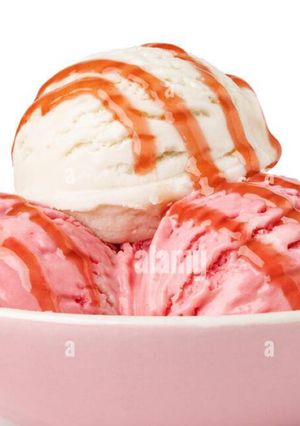 Une photo de Sundae à la fraise et à la vanille avec sauce caramel maison