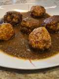 Albóndigas en salsa rubia con cebolla y champiñones