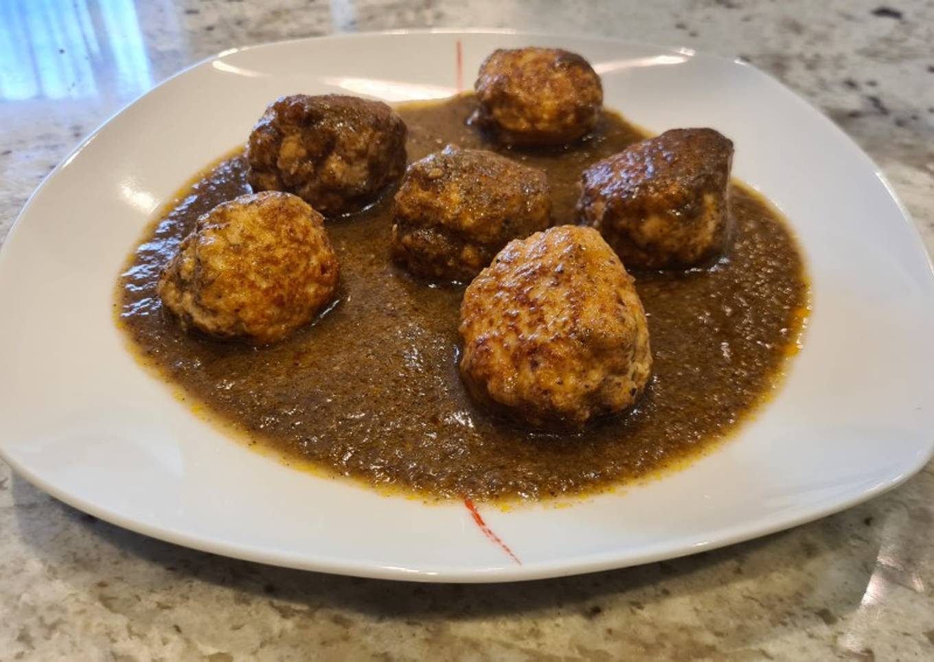 Albóndigas en salsa rubia con cebolla y champiñones