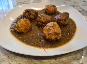Foto principal de Albóndigas en salsa rubia con cebolla y champiñones