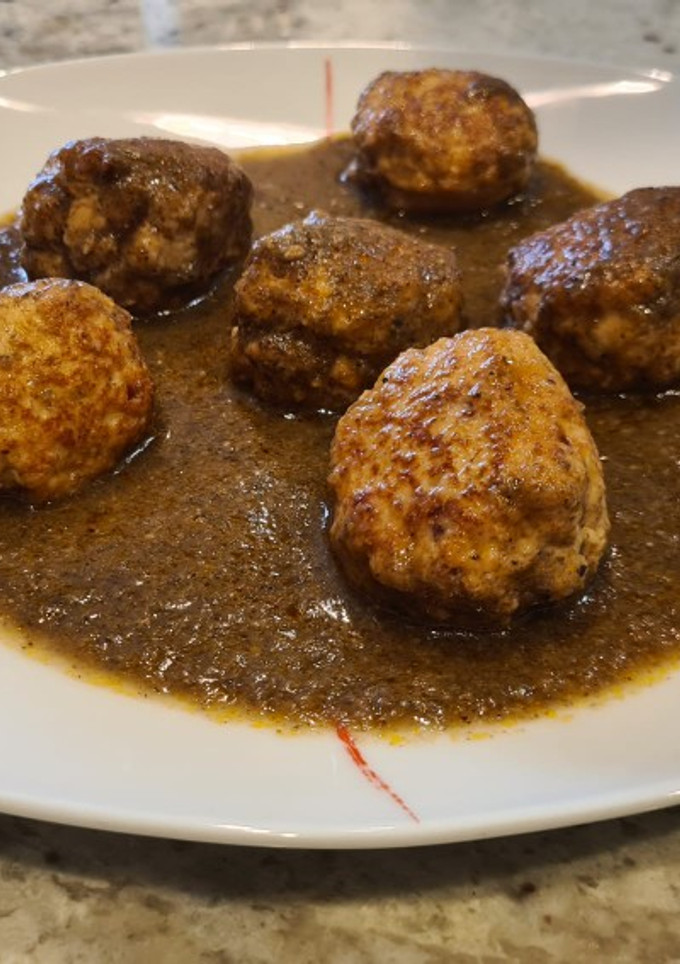 Una foto de Albóndigas en salsa rubia con cebolla y champiñones