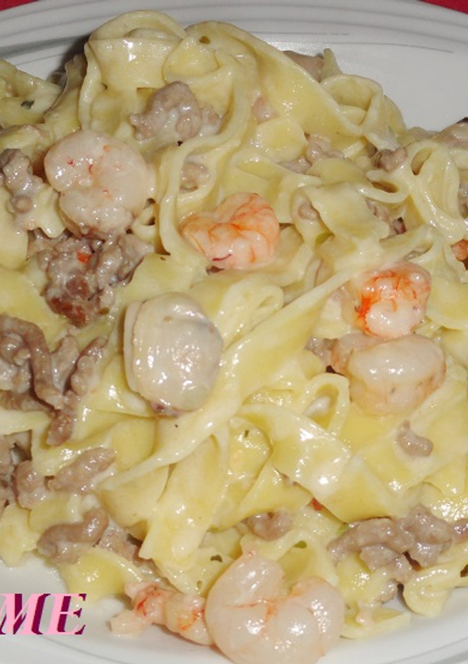 Una foto de Fetuccini con carne y marisco