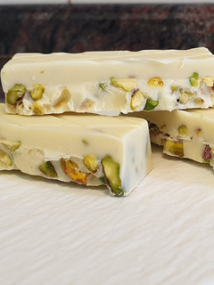 Una foto de Turrón de chocolate blanco y pistacho