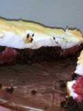 Pastel de cacao con frutillas y merengue 🍓