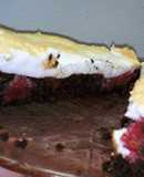 Pastel de cacao con frutillas y merengue 🍓