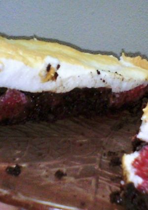 Una foto de Pastel de cacao con frutillas y merengue 🍓