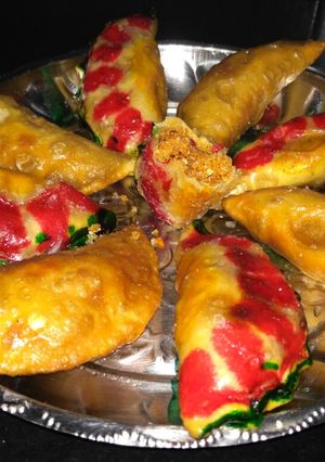 A picture of Kuch Tikhi,Meethi, aur Namkeen Gujiya.