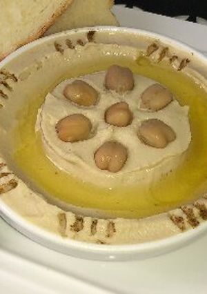 صورة لوصفة سلطة الحمص أو المْسَبَّحة من ام اسيل