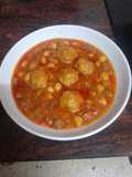 Guiso de garbanzos con champiñones y albóndigas