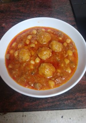 Una foto de Guiso de garbanzos con champiñones y albóndigas