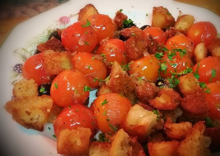 Ensalada templada de cherrys con pan frito y aceitunas negras