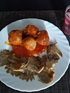 Una foto de Albóndigas con salsa de tomate y setas a la plancha