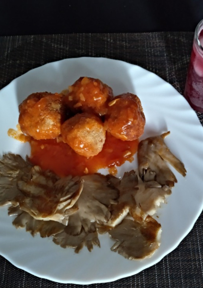 Una foto de Albóndigas con salsa de tomate y setas a la plancha