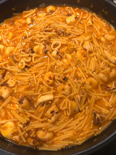 Una foto de Fideos con calamar