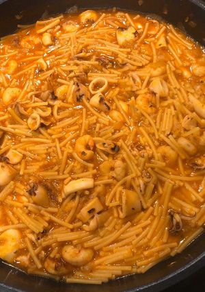 Una foto de Fideos con calamar