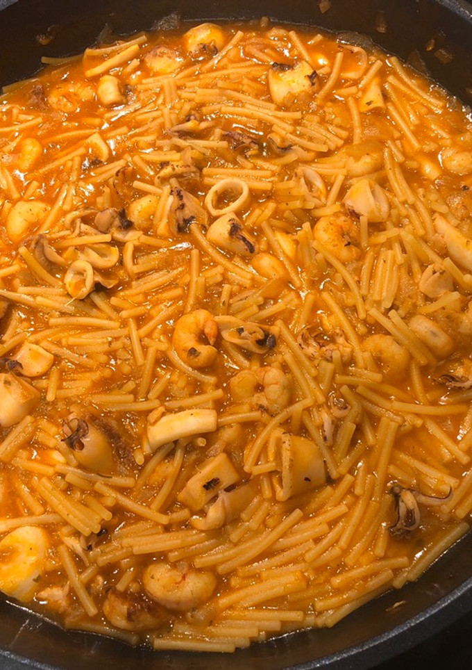 Una foto de Fideos con calamar