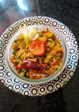 A picture of Onion Leaves Curry With Mustards Paste.