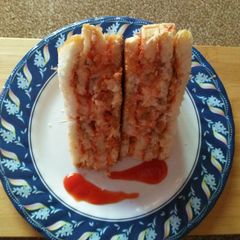 A picture of Cheesay chicken tikka sandwich.