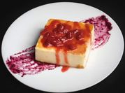 Una foto de tarta de yogur y gelatina