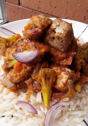 Una foto de Cubos de berenjena🍆 dorados en salsa bbq🥕🍯 de zanahoria🍚